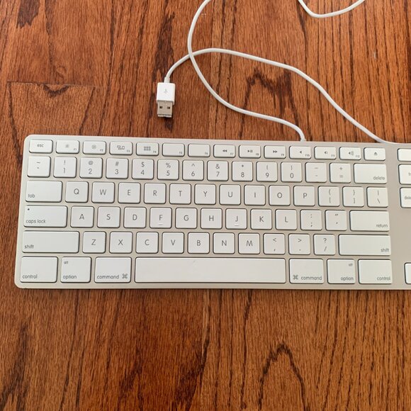 Apple Wired Keyboard USB Model A1243 | Numeric Keyboard | TESTED WORKING - Picture 2 of 5